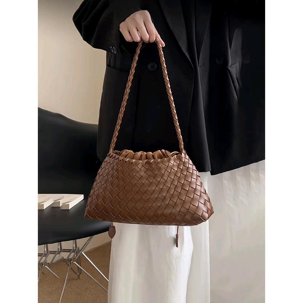Sac à main pour femme en cuir véritable avec design ergonomique.