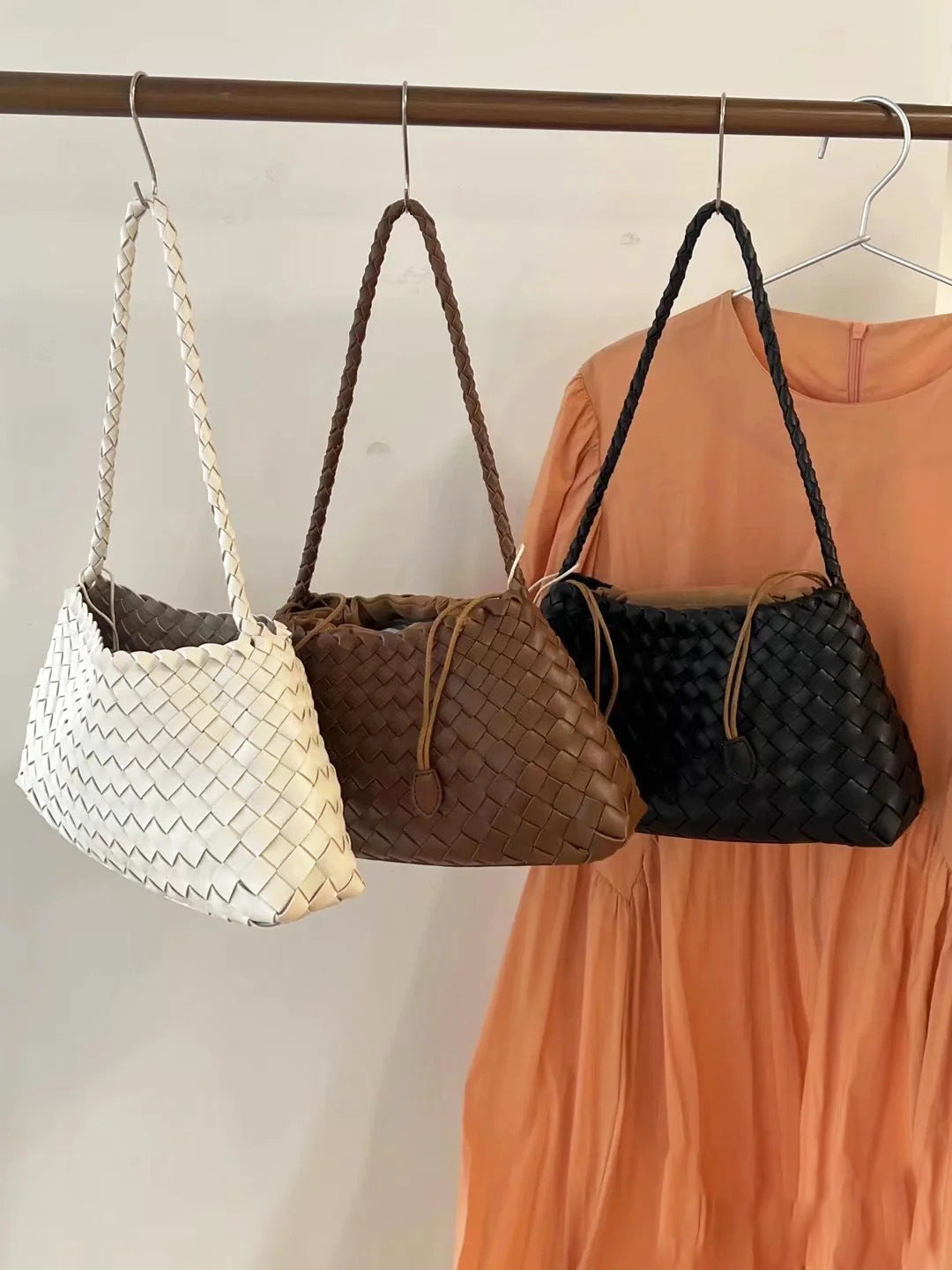 Sac à main pour femme en cuir véritable avec design ergonomique.