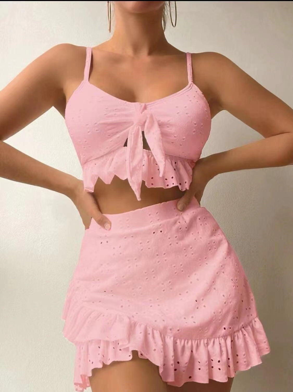 Ensemble chic et ajouré avec crop top noué et jupe courte