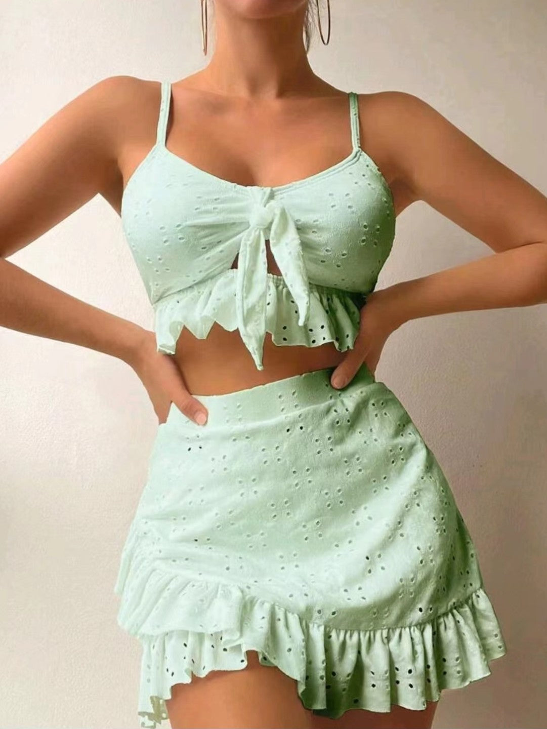 Ensemble chic et ajouré avec crop top noué et jupe courte