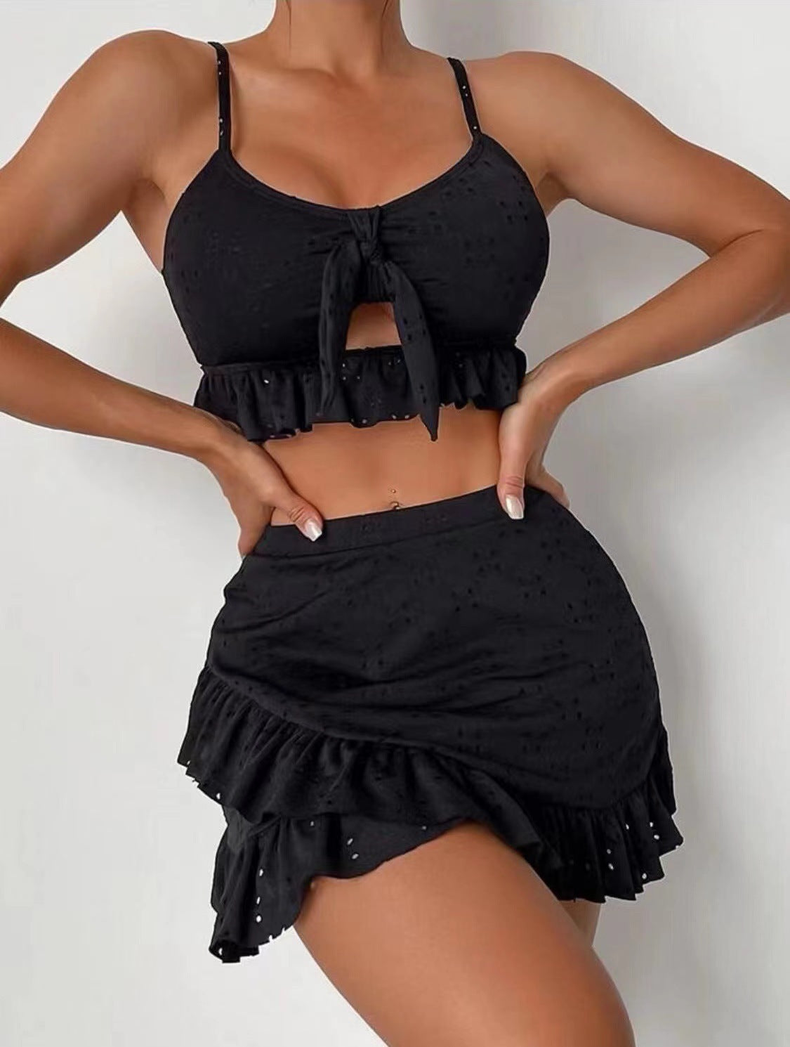 Ensemble chic et ajouré avec crop top noué et jupe courte