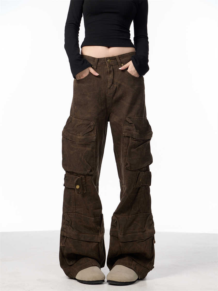 Pantalon cargo décontracté avec poches utilitaires pour un look moderne.