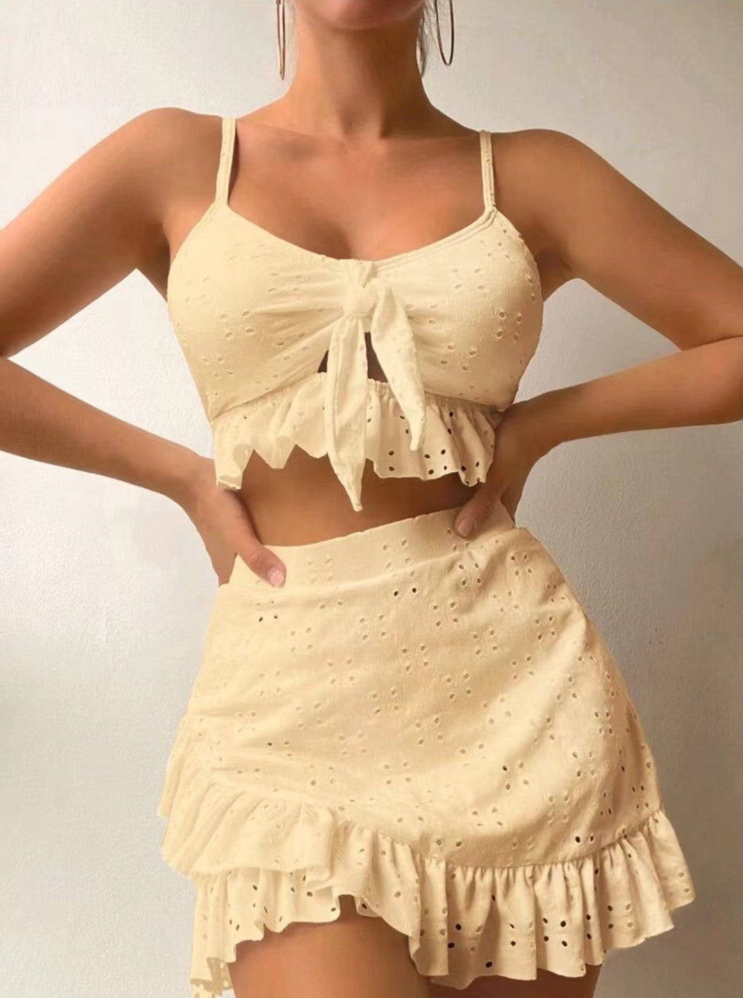 Ensemble chic et ajouré avec crop top noué et jupe courte