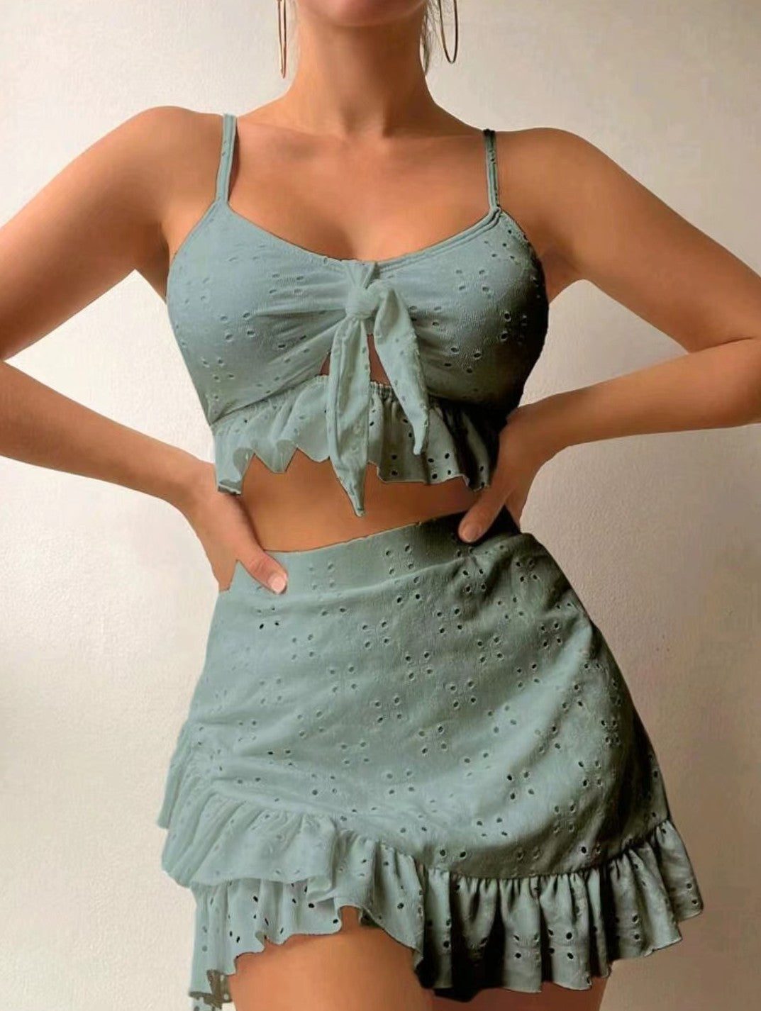 Ensemble chic et ajouré avec crop top noué et jupe courte