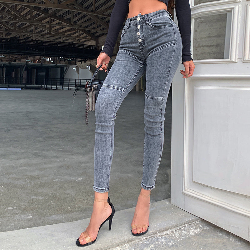 Pantalon femme taille haute sculptant avec détails raffinés.