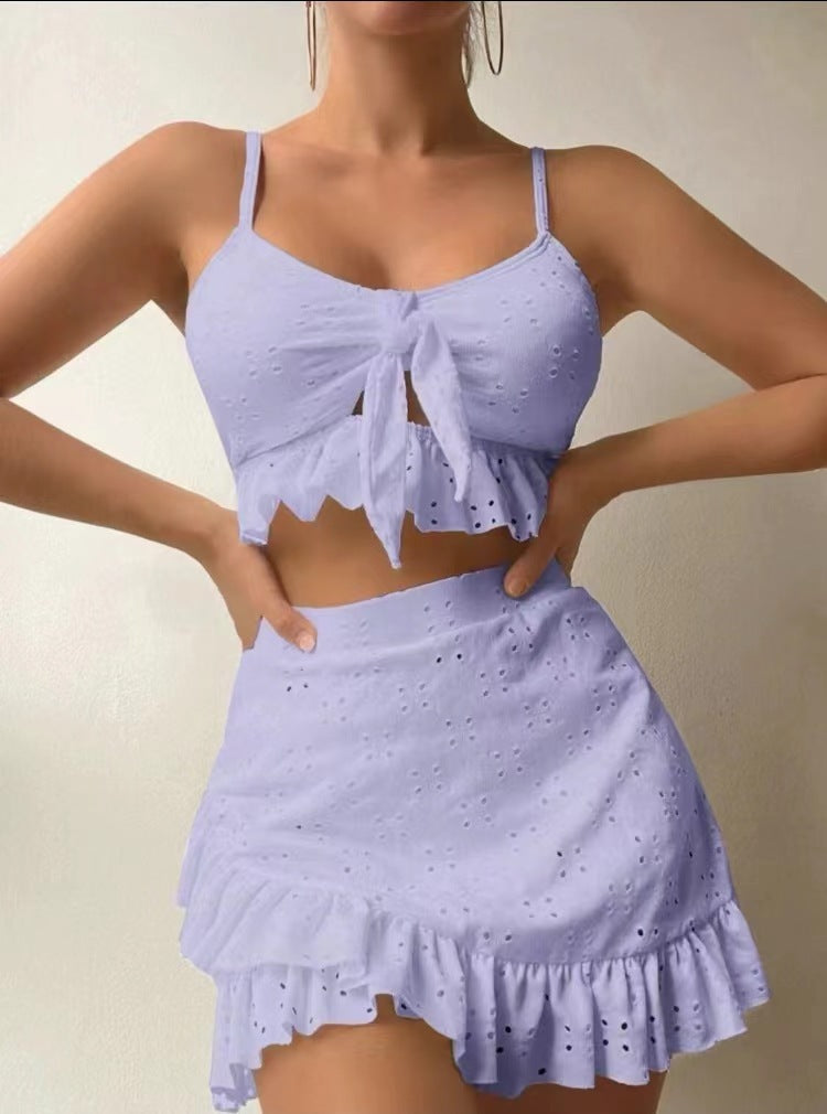 Ensemble chic et ajouré avec crop top noué et jupe courte