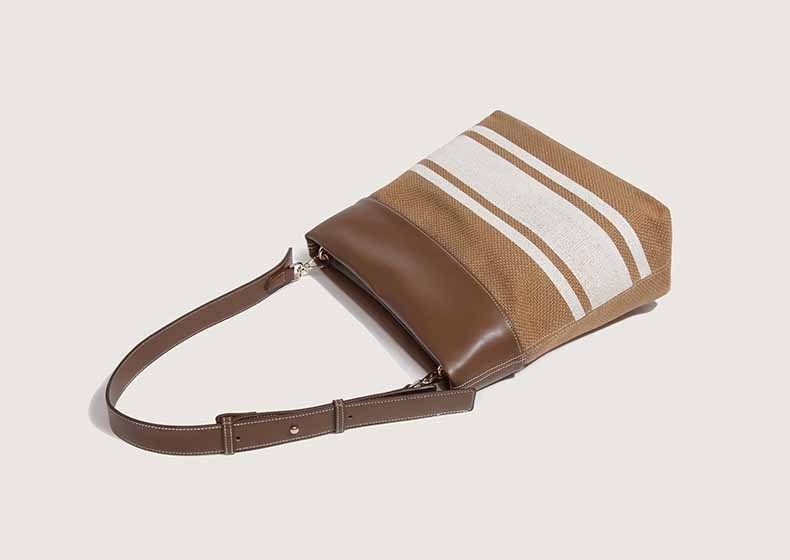 Sac à main en toile robuste avec garniture en cuir pour femmes modernes.