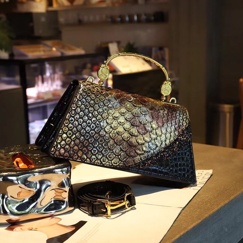 Sac femme moderne avec design épuré et espace fonctionnel.