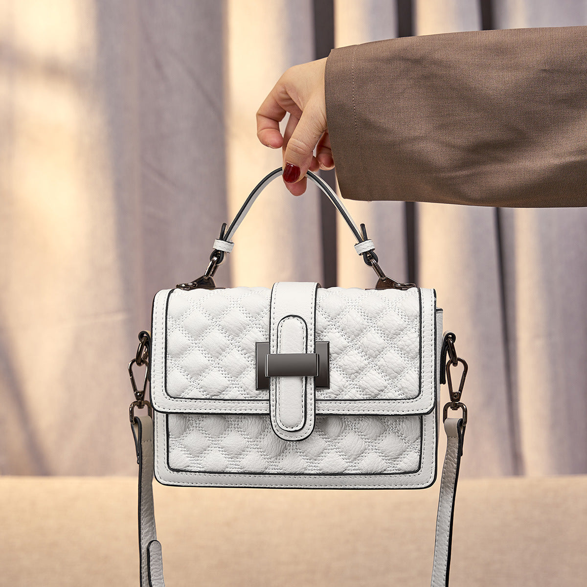 Sac à main polyvalent et chic pour femmes modernes.