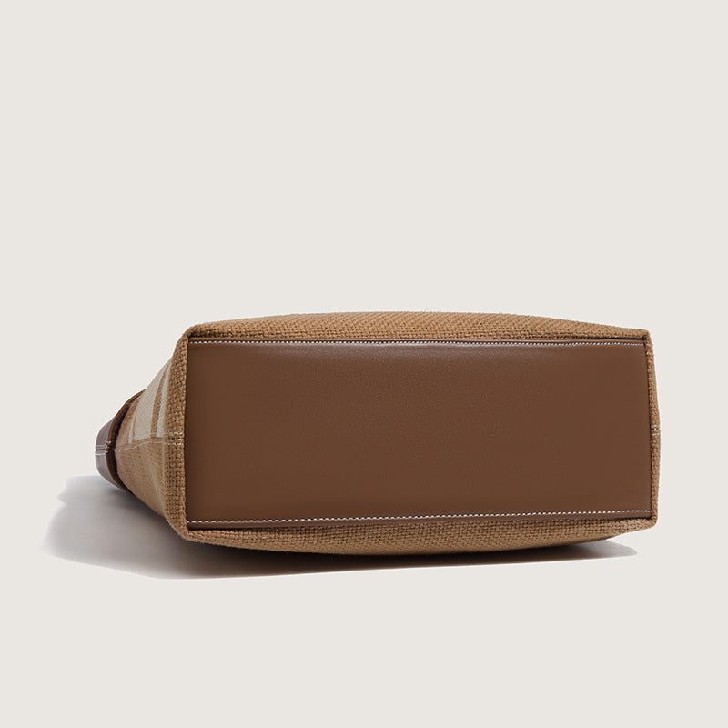 Sac à main en toile robuste avec garniture en cuir pour femmes modernes.