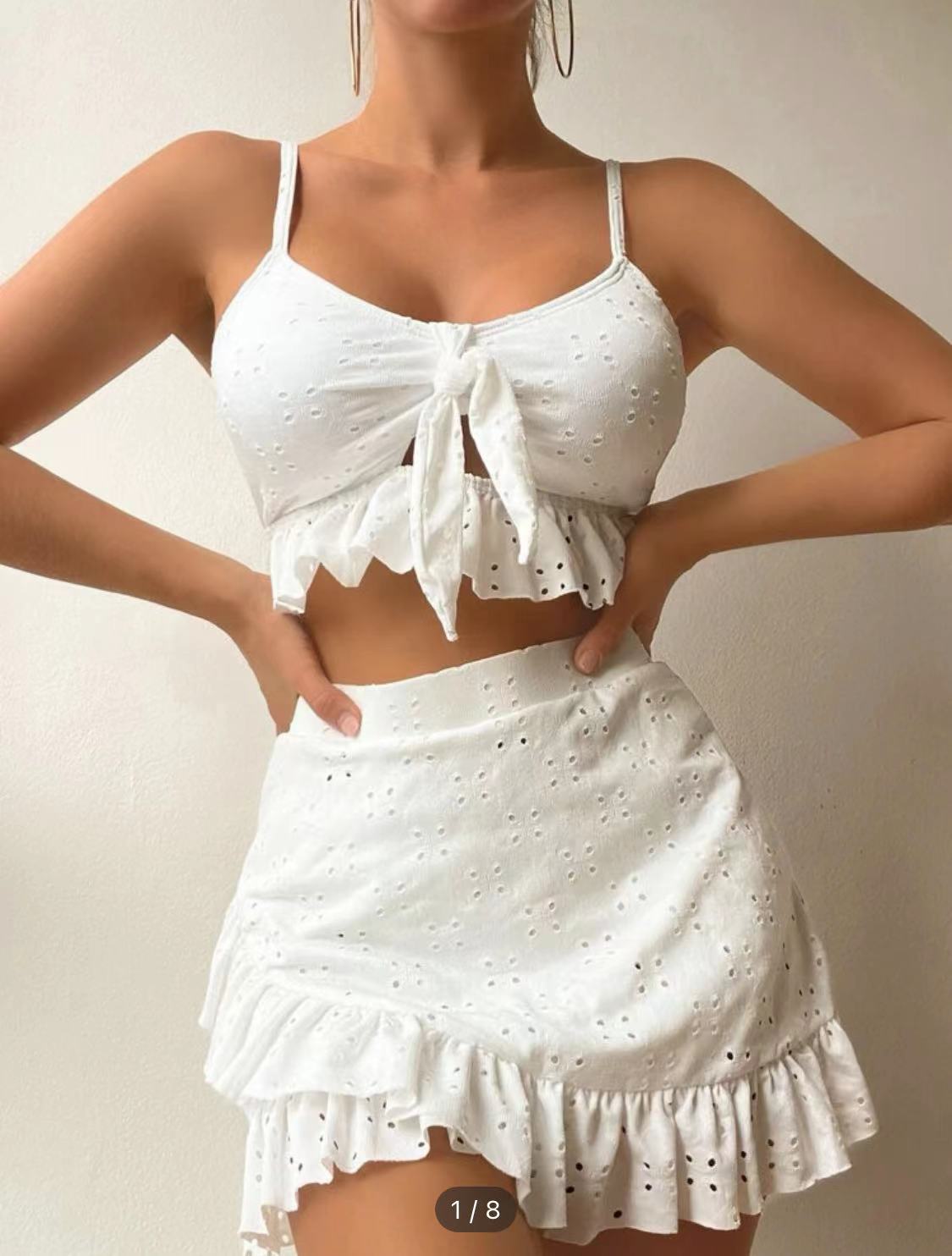 Ensemble chic et ajouré avec crop top noué et jupe courte