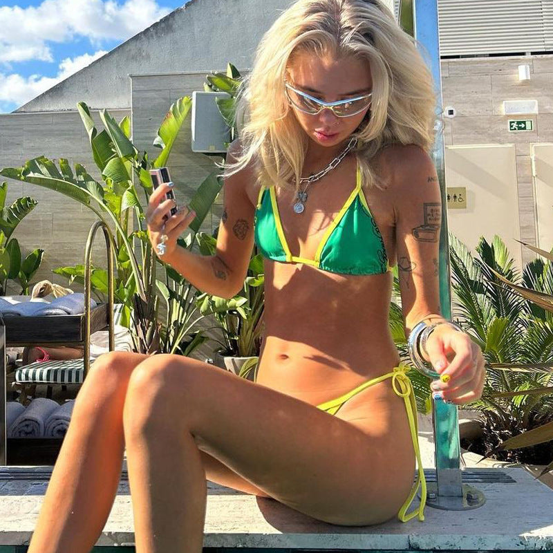 Personne portant un bikini Éclat Tropical à côté de plantes tropicales et d’un cactus.