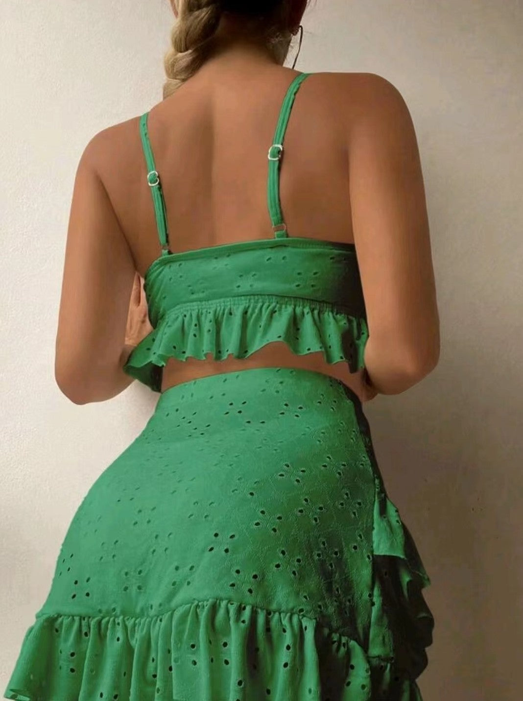 Ensemble chic et ajouré avec crop top noué et jupe courte