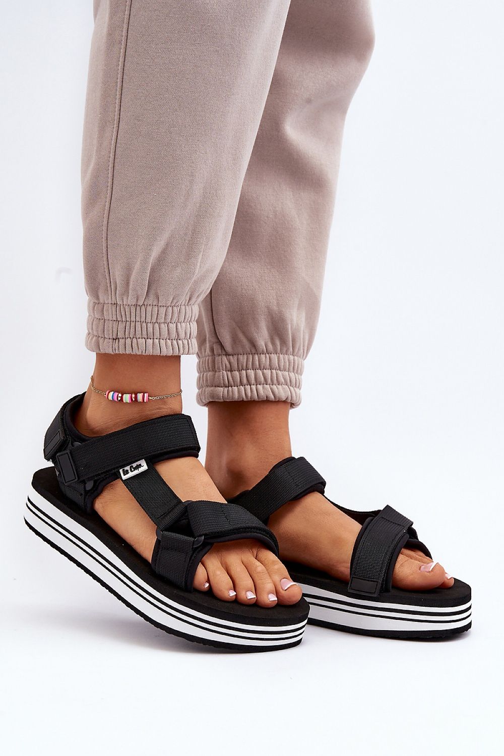 Sandales confortables pour femmes avec plateforme en mousse et bride velcro.