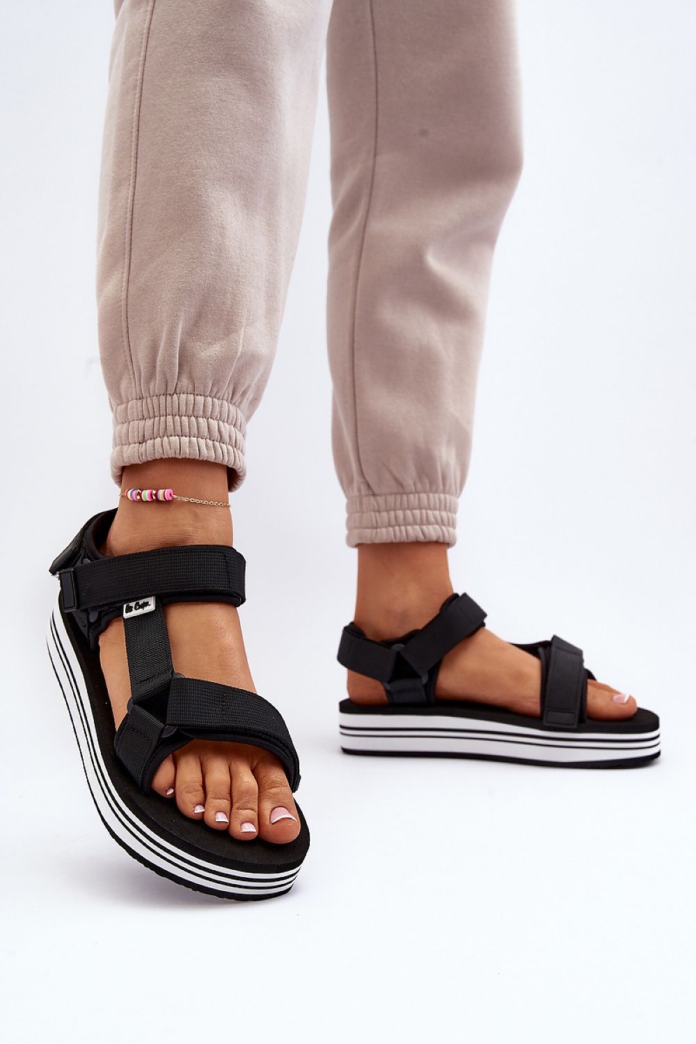 Sandales confortables pour femmes avec plateforme en mousse et bride velcro.
