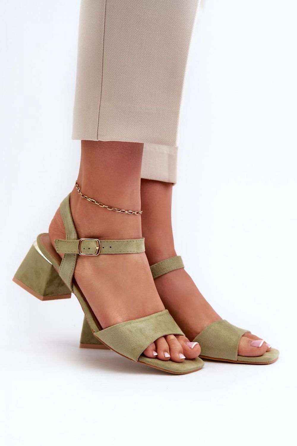 Sandales en daim écologique avec talon bloc et fermeture réglable.
