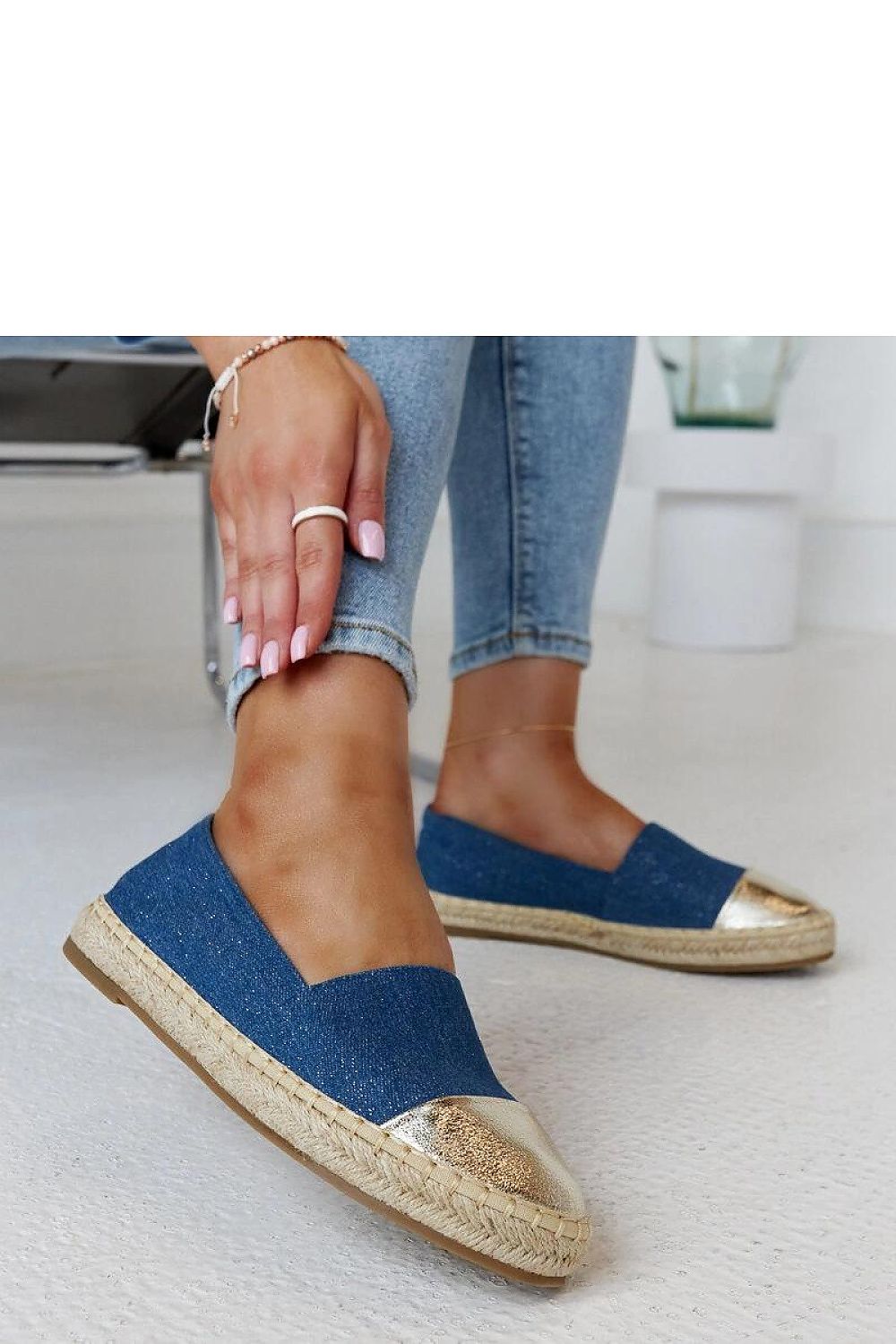 Espadrille légère et élégante avec semelle souple pour un confort optimal.