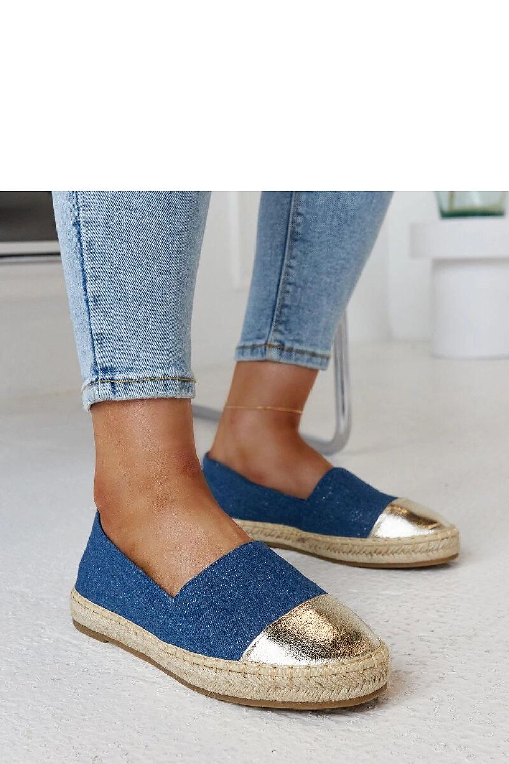Espadrille légère et élégante avec semelle souple pour un confort optimal.