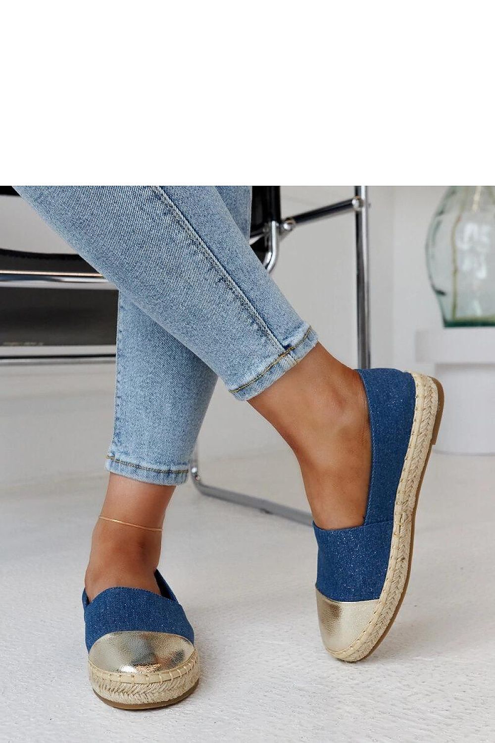 Espadrille légère et élégante avec semelle souple pour un confort optimal.