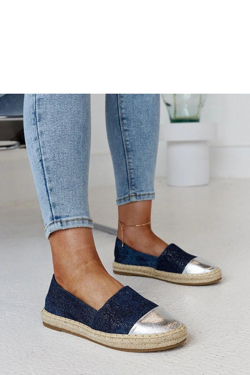 Espadrille légère et élégante avec semelle souple pour un confort optimal.