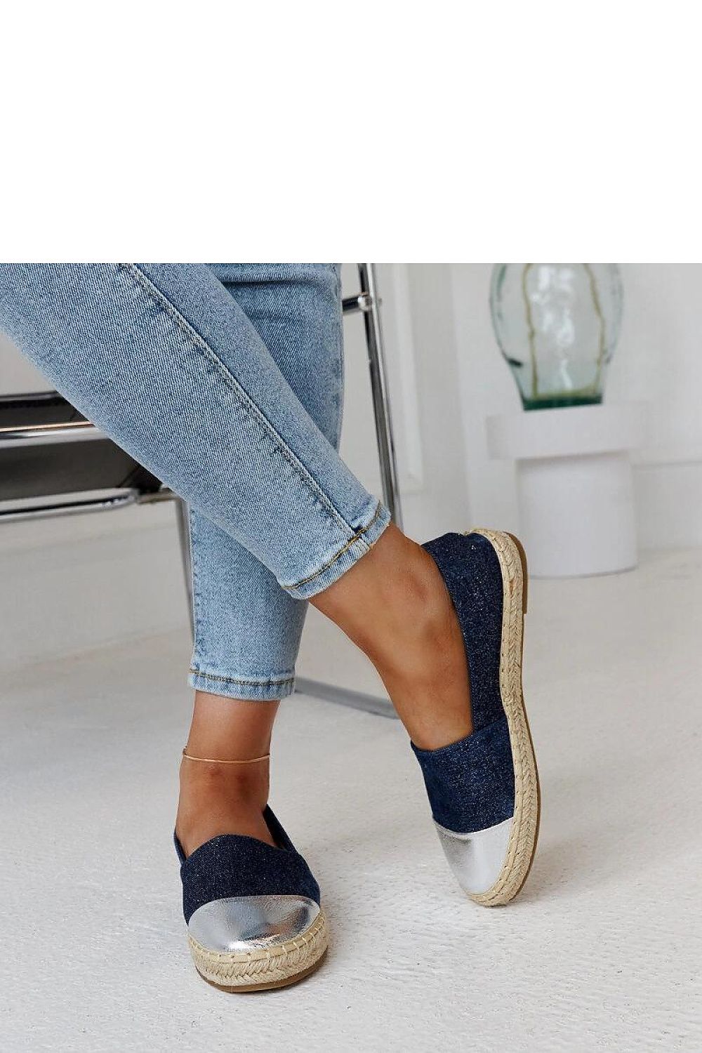 Espadrille légère et élégante avec semelle souple pour un confort optimal.