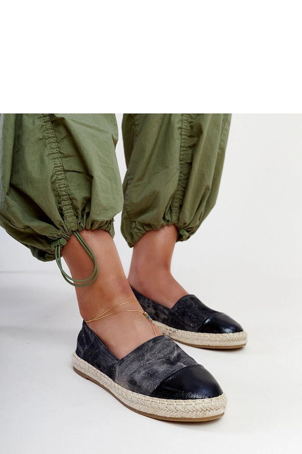 Espadrille légère et élégante avec semelle souple pour un confort optimal.