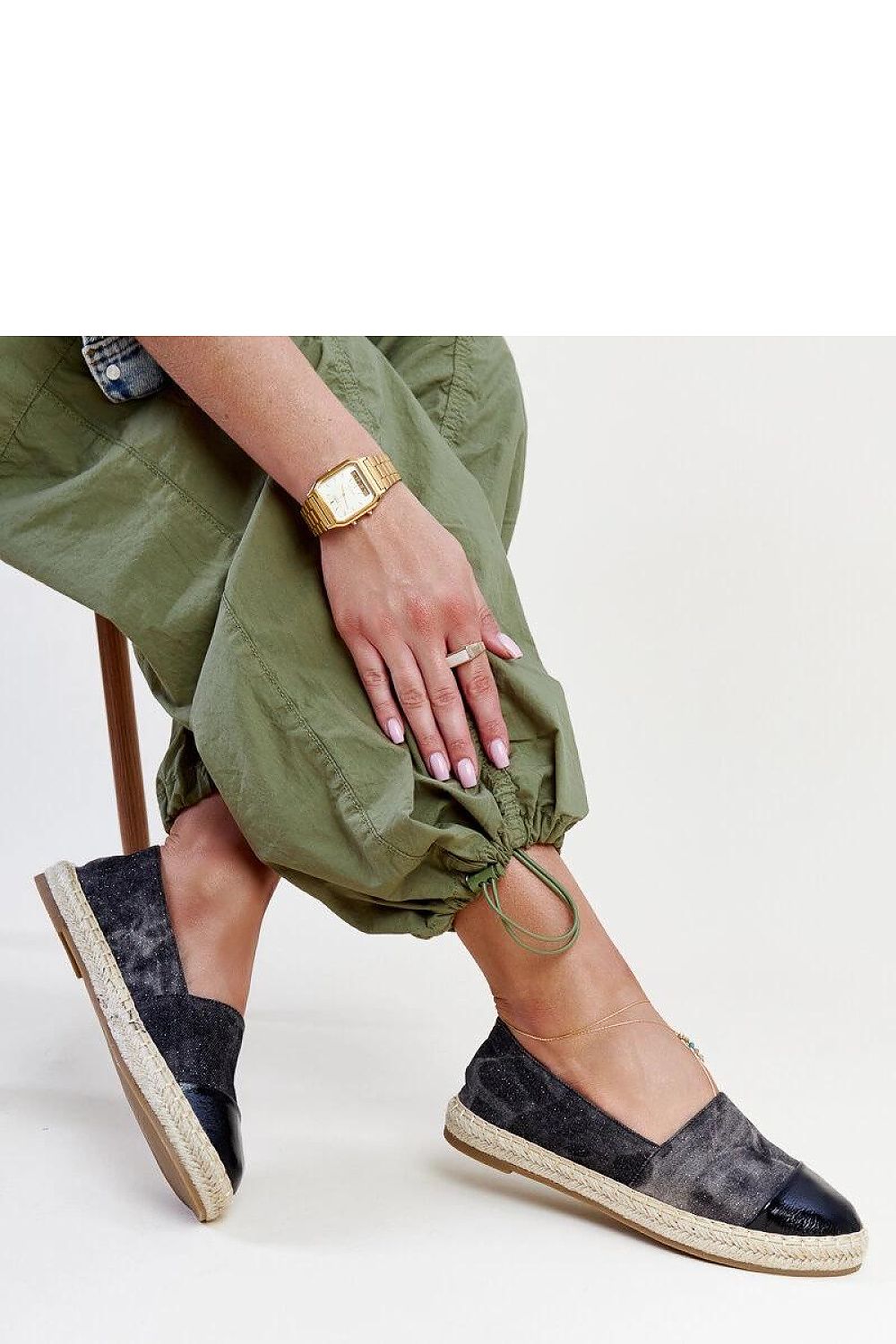 Espadrille légère et élégante avec semelle souple pour un confort optimal.
