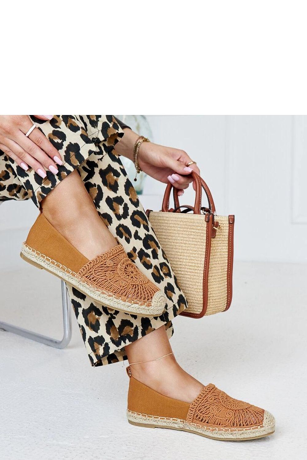 Espadrilles marron avec broderie artisanale Kalba, parfaites pour l’été