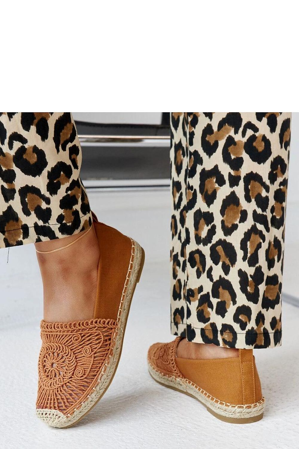Espadrilles marron avec broderie artisanale Kalba, parfaites pour l’été