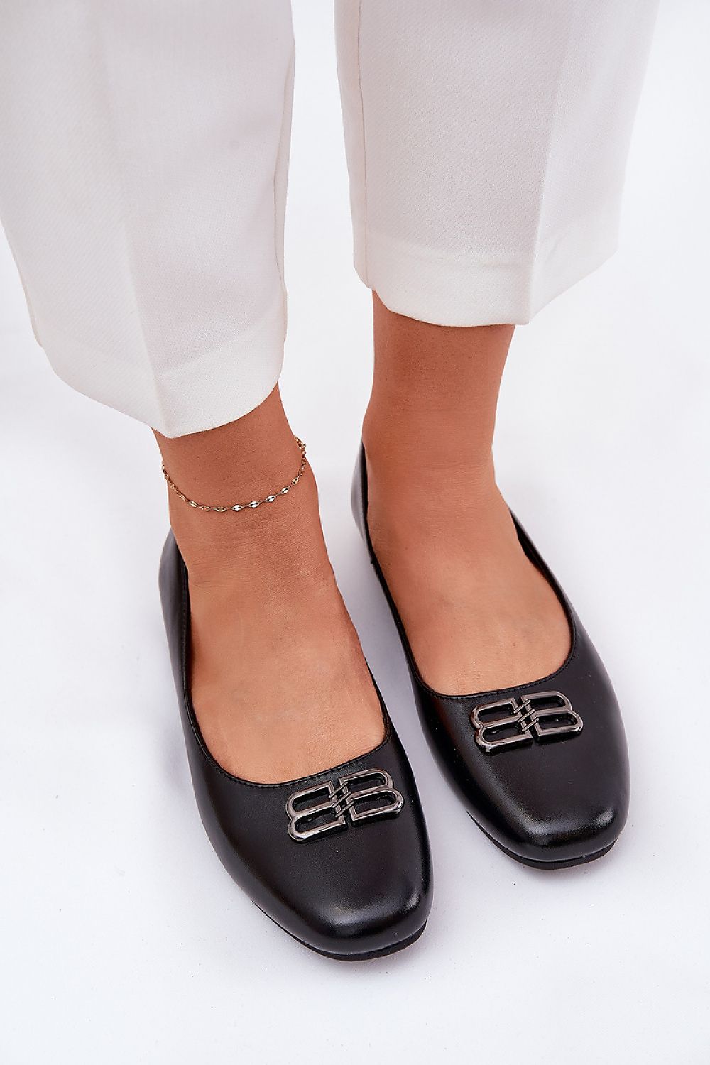 Ballerine élégante en simili cuir avec embout arrondi et semelle souple.