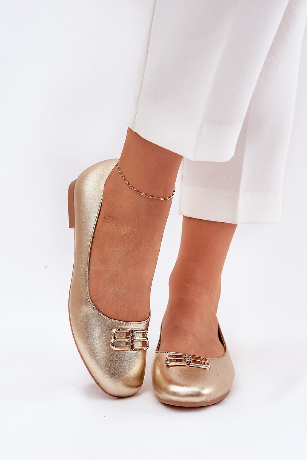 Ballerine élégante en simili cuir avec embout arrondi et semelle souple.