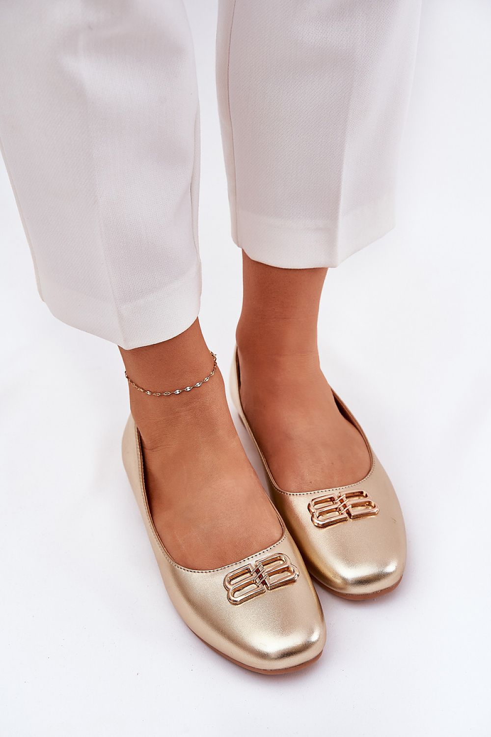 Ballerine élégante en simili cuir avec embout arrondi et semelle souple.