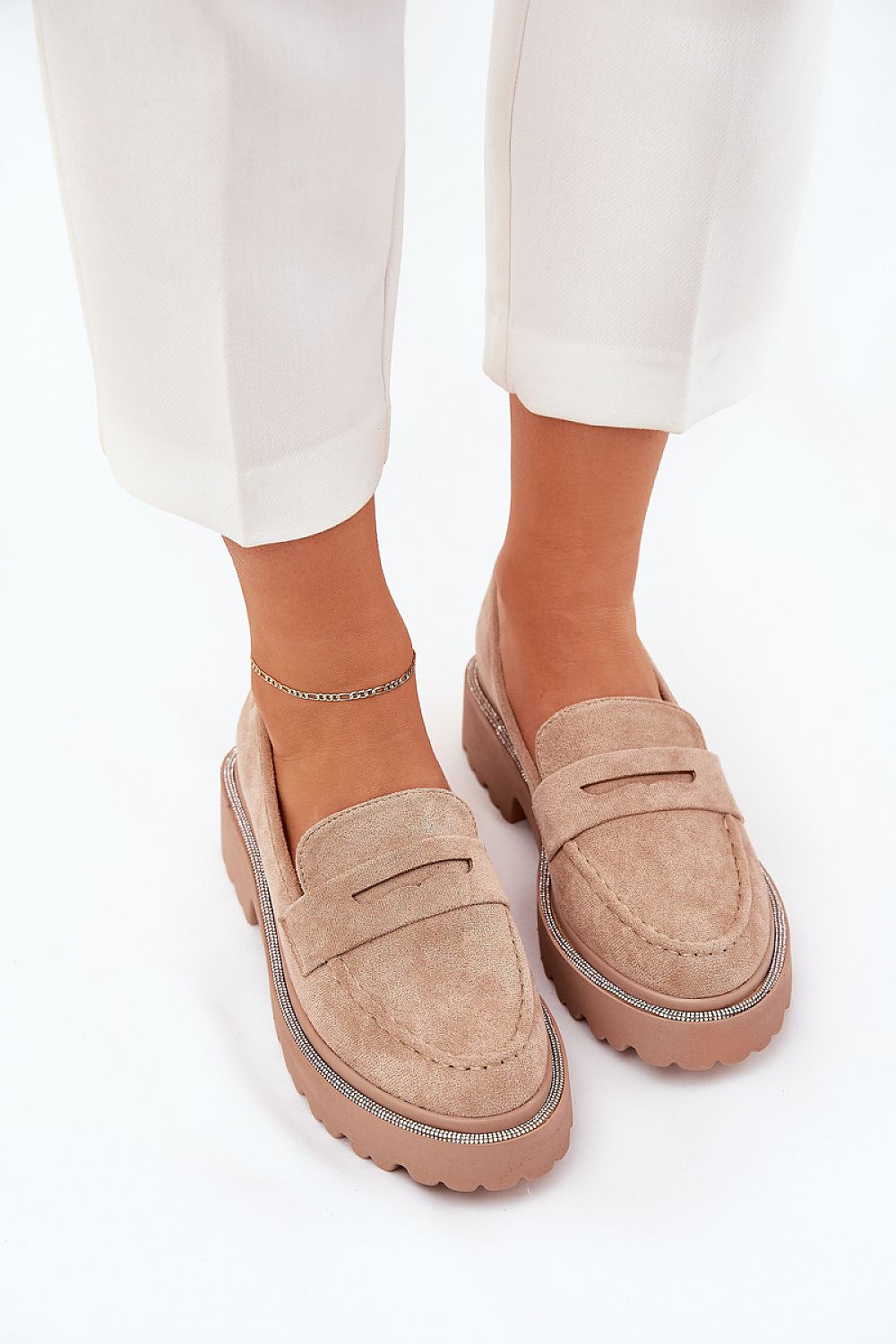 Mocassins en daim écologique avec strass élégants sur la semelle