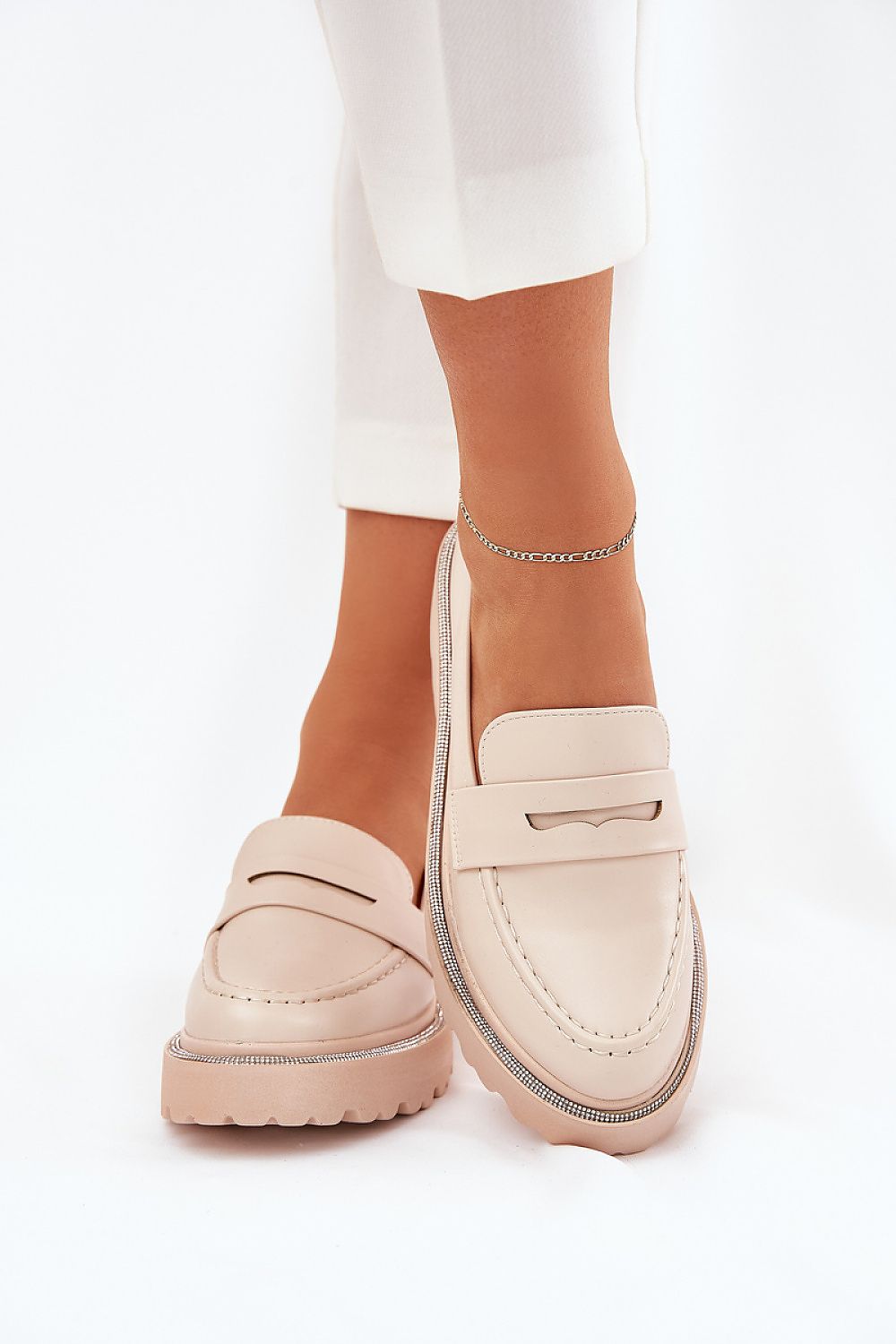 Mocassins en daim écologique avec strass élégants sur la semelle