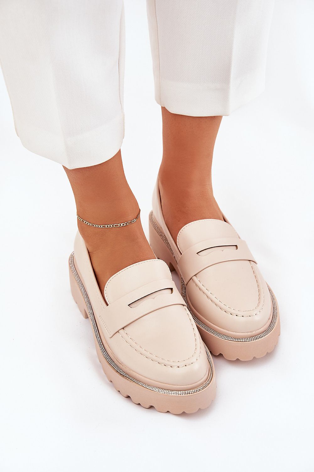 Mocassins en daim écologique avec strass élégants sur la semelle