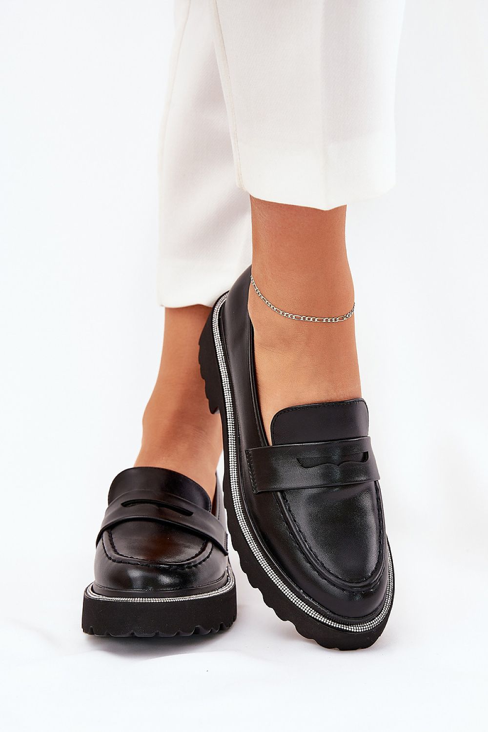 Mocassins en daim écologique avec strass élégants sur la semelle