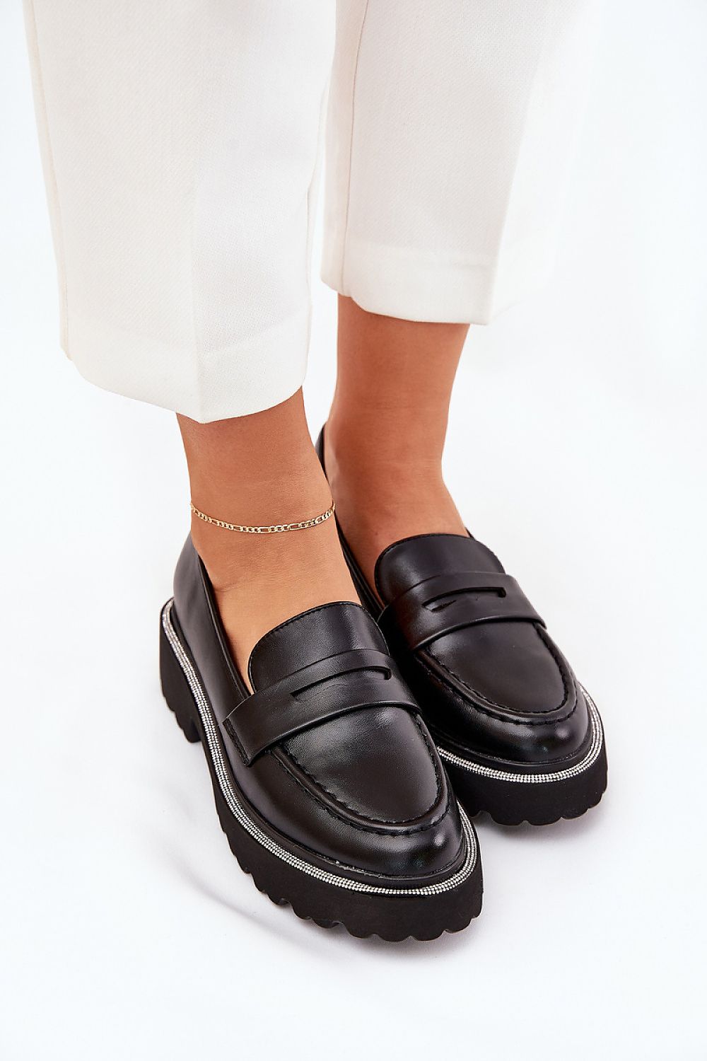 Mocassins en daim écologique avec strass élégants sur la semelle
