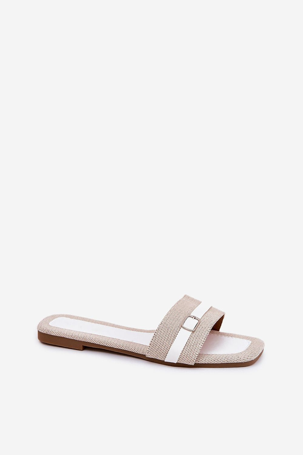 Sandales plates pour femmes avec bride et boucle, confortables et élégantes.