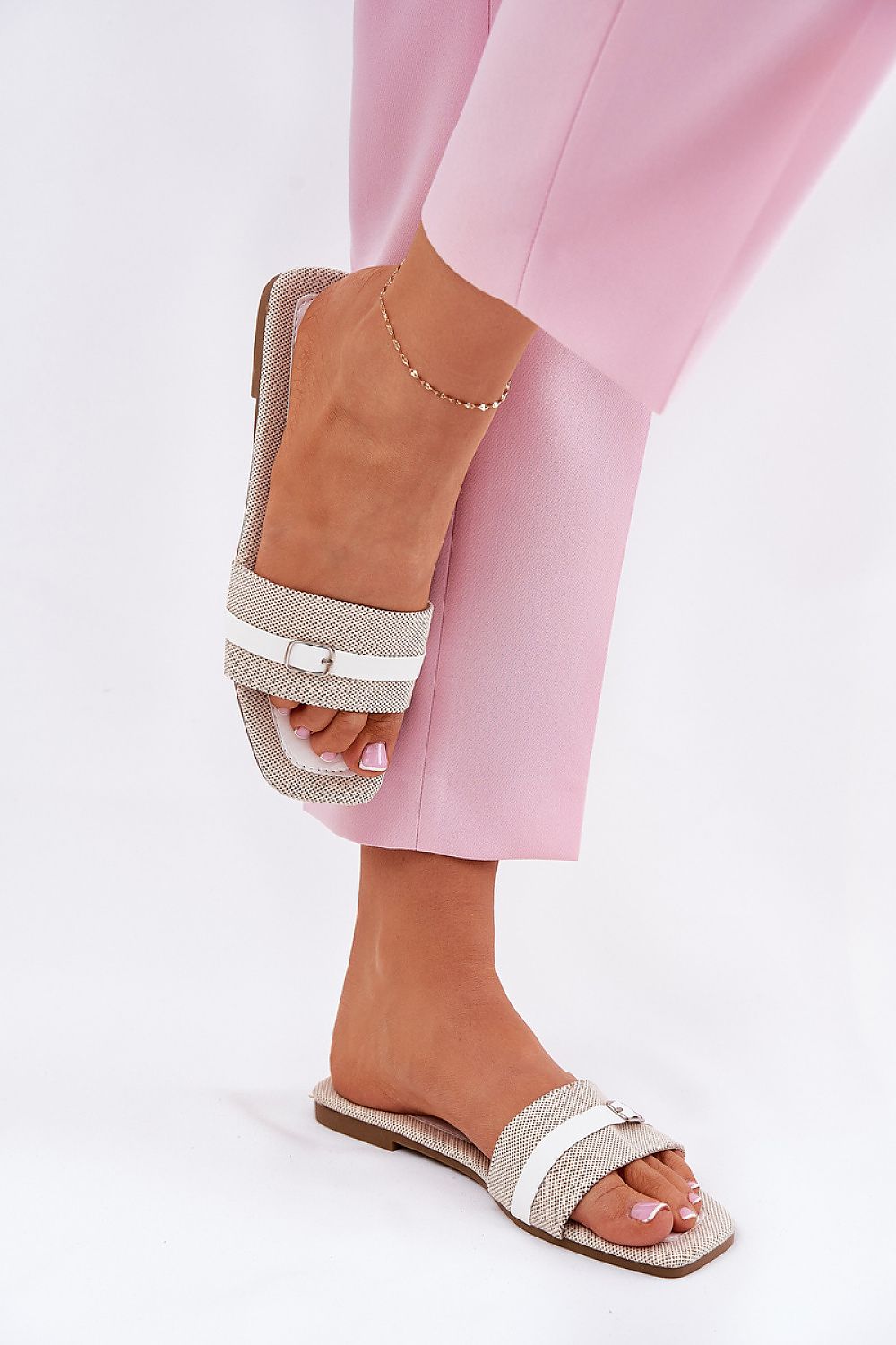 Sandales plates pour femmes avec bride et boucle, confortables et élégantes.