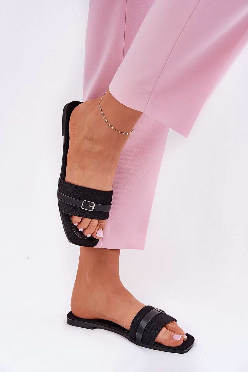 Sandales plates pour femmes avec bride et boucle, confortables et élégantes.