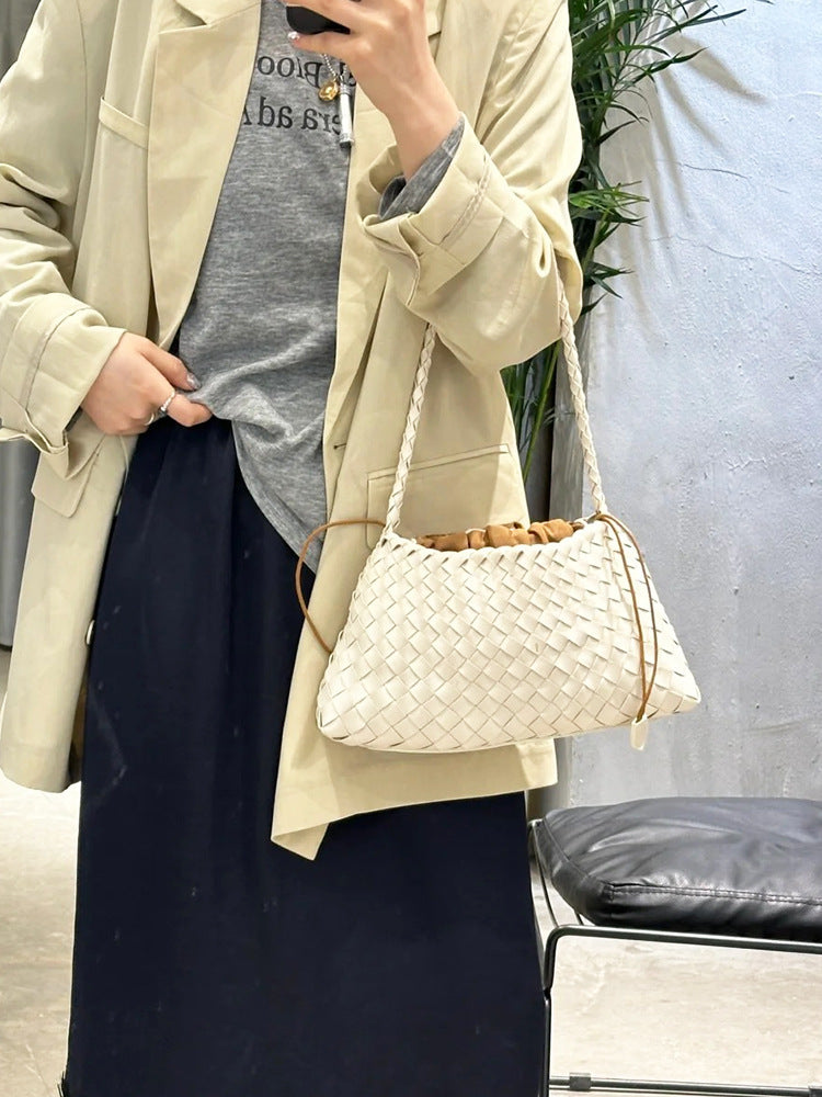 Sac à main pour femme en cuir véritable avec design ergonomique.