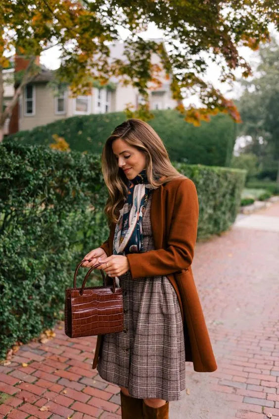 Chemisier élégant illustrant la collection vêtements pour femmes Zachoo, représentant style intemporel et qualité supérieure.