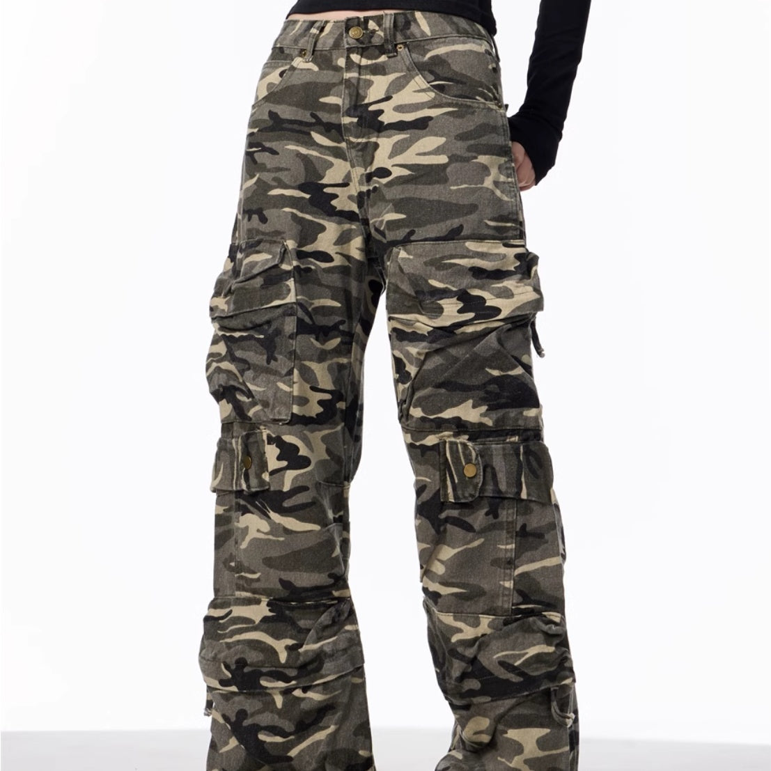 Pantalon cargo décontracté avec poches utilitaires pour un look moderne.