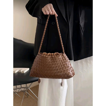Sac à main pour femme en cuir véritable avec design ergonomique.