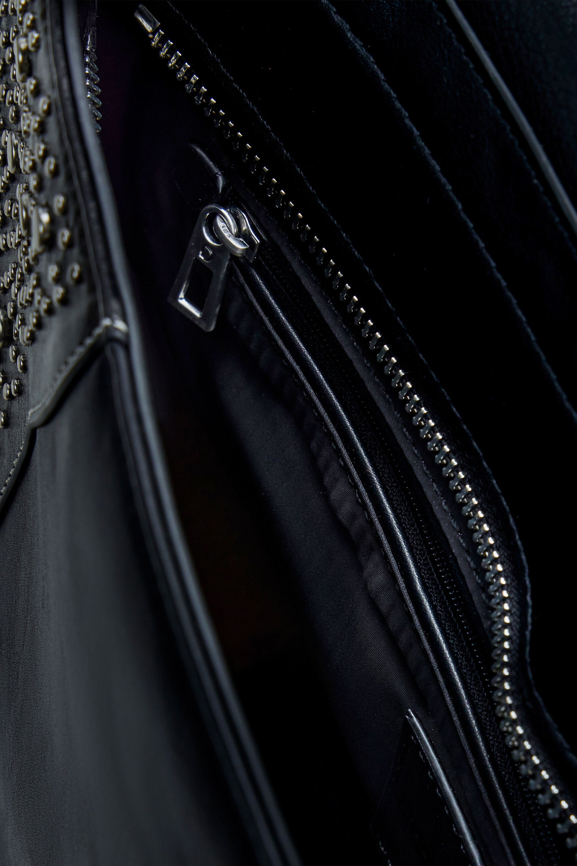 Sac Desigual féminin compact avec fermeture magnétique, parfait pour le quotidien.