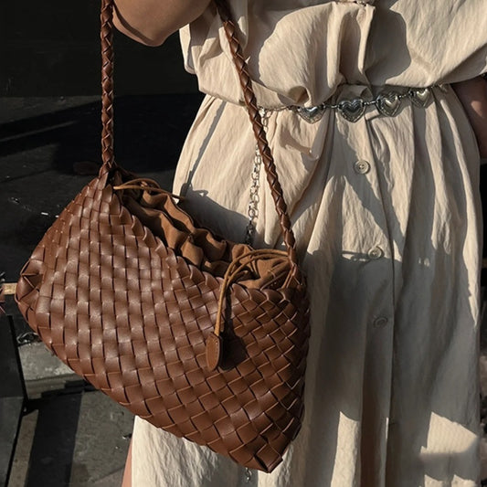 Sac à main pour femme en cuir véritable avec design ergonomique.