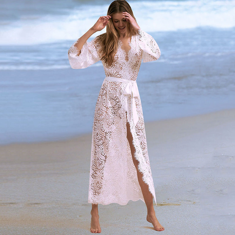 Blouse élégante en dentelle ajourée, parfaite pour la plage et les soirées estivales.