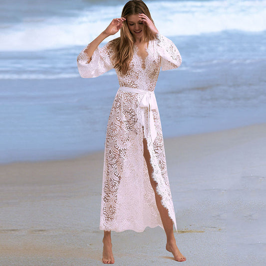 Blouse élégante en dentelle ajourée, parfaite pour la plage et les soirées estivales.