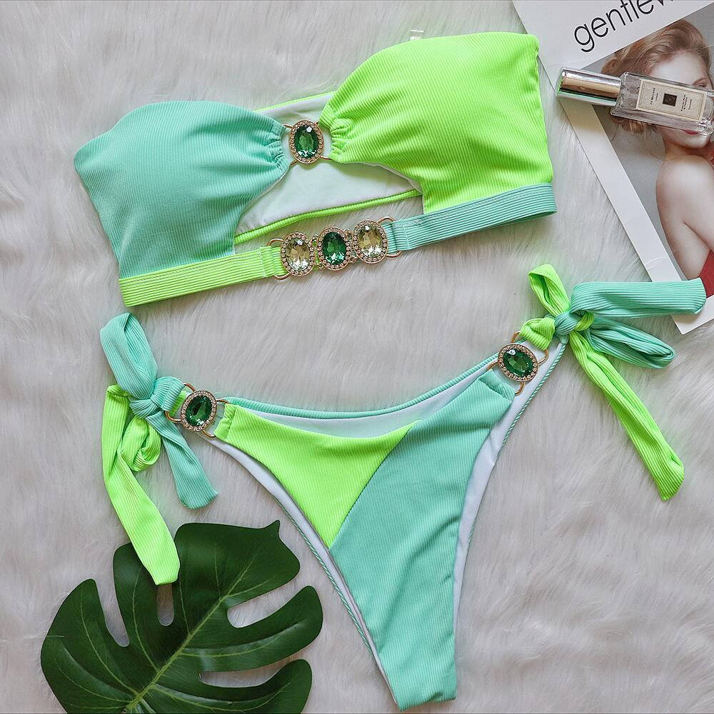 Bikini élégant avec cristaux scintillants, bretelles ajustables et pad détachable