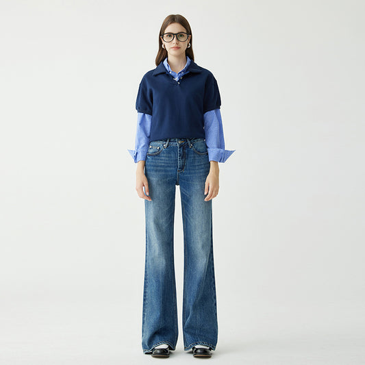 Jean évasé taille haute au design intemporel.